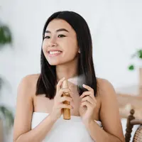 Ilustrasi perempuan menggunakan serum rambut. (c) Milkos/Depositphotos.com
