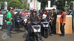 Ribuan Pemotor padati kawasan Senayan untuk mendaftarkan diri sebagai pengojek GrabBike di Senayan, Jakarta, Rabu (12/8/2015). Lowongan kerja sebagai pengojek online tersebut merupakan peluang kerja baru bagi masyarakat. (Liputan6.com/Gempur M Surya)