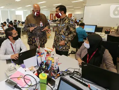 (ki-ka) Head of Agency PT KSK Insurance Indonesia Eny Handayani, President Director Dato' Dr. Sharifuddin Wahab dan Finance Director Suharjo Lumbanraja berbincang di sela-sela konfrensi pers perluncuran program KSK Peduli Motor Vehicle di Jakarta, Rabu (07/04/2021). (Liputan6.com)