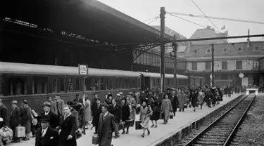 Penumpang berjalan di peron sebelum naik kereta utama, pada Oktober 1944 di stasiun Paris, beberapa bulan setelah Pembebasan Paris, selama Perang Dunia Kedua. (AFP Photo)