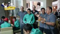 Pemain dan Official Timnas Indonesia merayakan Hari Ulang Tahun, Manahati Lestusen di Thailand. (Bola.com/Vitalis Yogi Trisna)