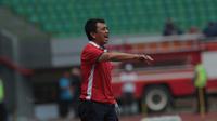 Pelatih Mitra Kukar, Jafri Sastra saat memimpin timnya melawan Bhayangkara FC pada lanjutan Liga 1 2017 di Stadion Patriot, Bekasi, Jumat (21/7/2017). Bhayangkara FC menang 4-1. (Bola.com/Nicklas Hanoatubun)