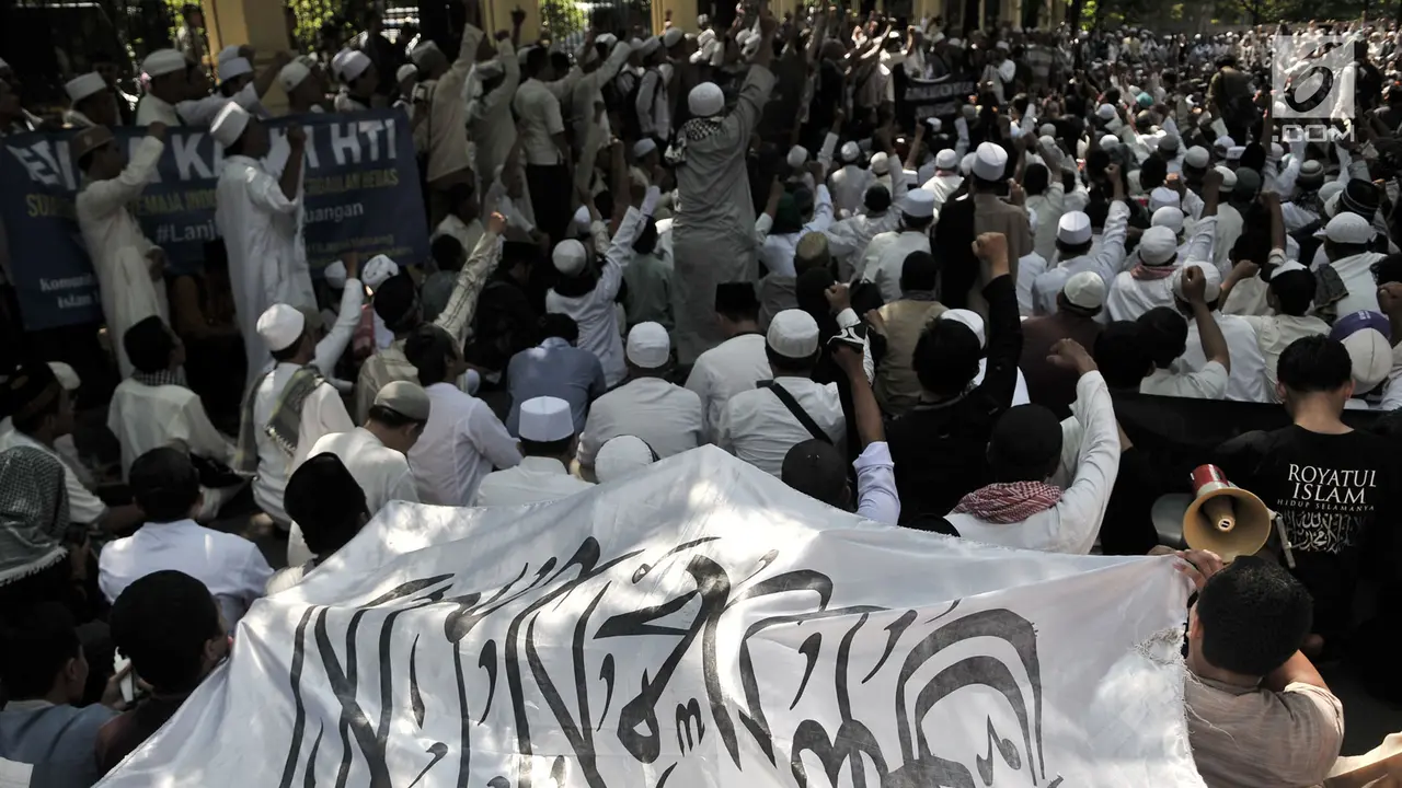 Gugatan Ditolak, Massa HTI Sujud Syukur di Luar Gedung PTUN