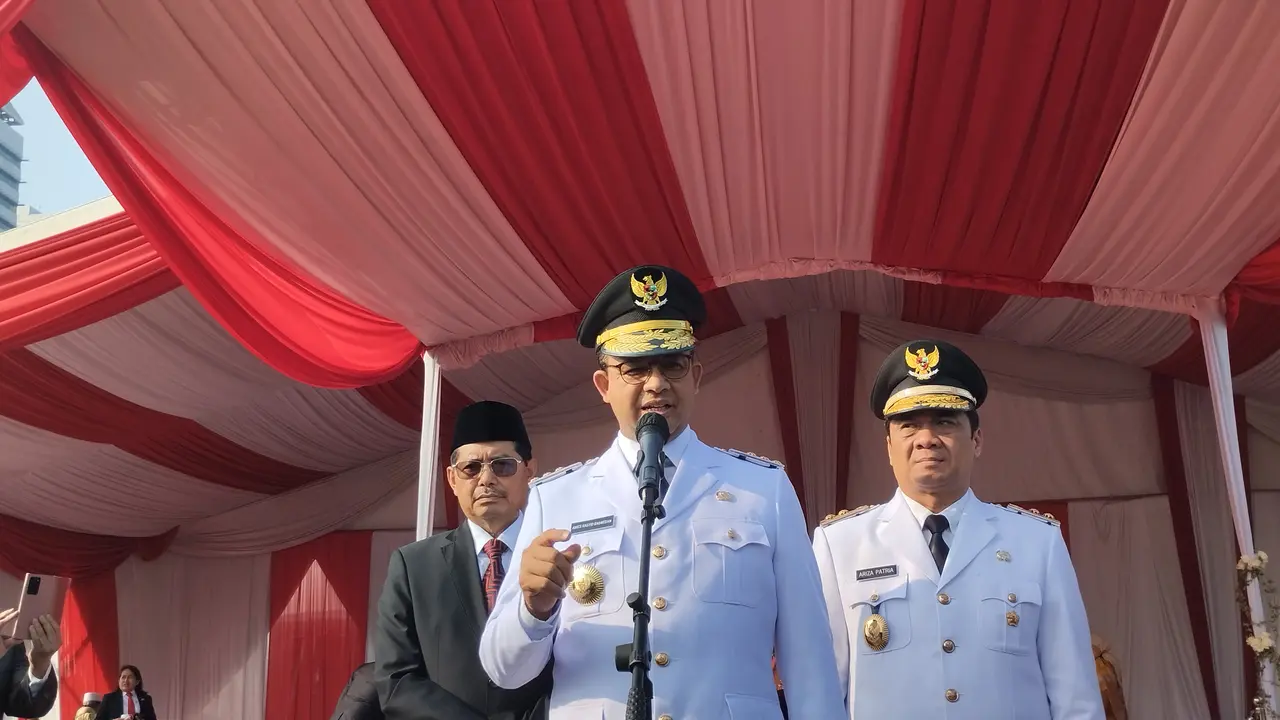 Gubernur DKI Jakarta Anies Baswedan menjadi Inspektur Upacara pada peringatan Hari Ulang Tahun (HUT) ke-77 RI di Plaza Selatan, Monumen Nasional (Monas), Jakarta Pusat, Rabu (17/8/2022).