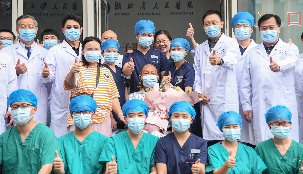 Cui dan keluarganya foto bersama para petugas medis di Rumah Sakit Renmin Universitas Wuhan di Wuhan, Provinsi Hubei, China (21/7/2020). Cui, pasien COVID-19 yang menjalani operasi transplantasi paru-paru ganda, sembuh setelah perawatan selama berbulan-bulan dan dipulangkan. (Xinhua/Cheng Min)