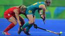  Pemain Australia, Mariah Williams (kanan), berebut bola dengan pemain Inggris Raya, Crista Cullen, dalam pertandingan hoki putri Olimpiade Rio 2016 di Olympic Hockey Centre, Rio de Janeiro, Brasil, (6/8/2016). (AFP/Carl De Souza)