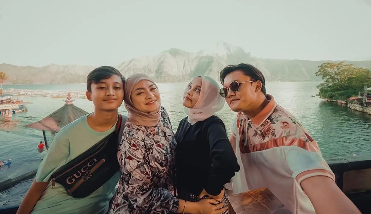 Berbeda dengan pengantin pada umumnya, Sule dan Nathalie memilih bulan madu ke Bali dengan memboyong keluarga besarnya. Terlepas dari momen romantis tersebut, terungkap cerita tentang awal mula benih cinta tumbuh di antara mereka. (Instagram/ferdinand_sule)