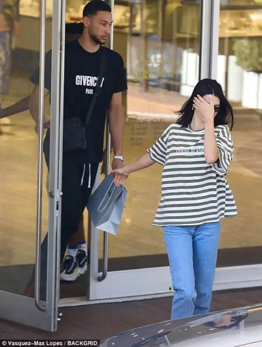 Dilansir dari HollywoodLife, Ben dan Kendall pun tak lama meninggalkan tempat tersebut yang diikuti Tinashe enam menit kemudian. (Daily Mail)