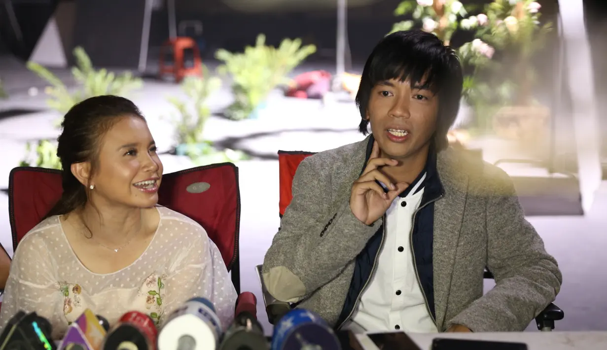 Single perdana album keenam, Pernah Memiliki baru saja menjalani proses syuting video klip. D'Masiv mengandeng Rossa dan keyboardis NOAH, David. (Nurwahyunan/Bintang.com)