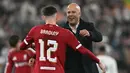 Pemain Liverpool, Conor Bradley (kiri) mendapatkan pelukan dari pelatih Arne Slot setelah berakhirnya laga Liga Champions 2025/2026 melawan Real Madrid di Anfield, Liverpool, Inggris, Selasa (04/11/2025) waktu setempat. (AFP/Paul Ellis)