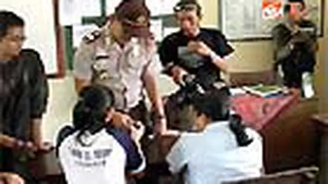 Polisi Razia Ponsel dan Warnet