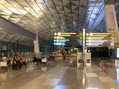 Suasana lengang di Terminal 3 Bandara Internasional Soekarno-Hatta, Tangerang, Kamis (30/4/2020). Dibatalkannya sebagian besar penerbangan akibat pembatasan moda transportasi guna mencegah penyebaran Covid-19 menyebabkan kondisi bandara lebih sepi dibanding biasa. (Liputan6.com/Immanuel Antonius)