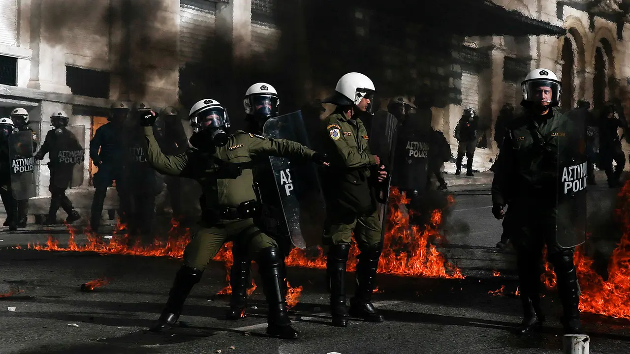 20151112-Aksi Heroik Polisi Yunani Tahan Serangan Demonstran