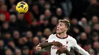 Momen striker MU, Rasmus Hojlund berduel dengan pemain Liverpool pada pertandingan lanjutan Liga Inggris 2023/2024 hari Senin (18/12/2023) dini hari WIB. (PAUL ELLIS / AFP)