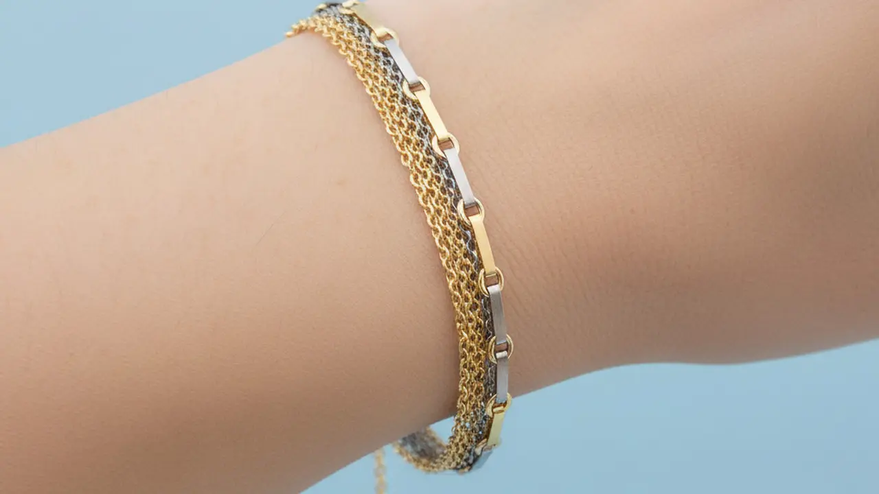 Model Gelang Rantai Emas Kombinasi Titanium untuk Gaya Modern. Gemini