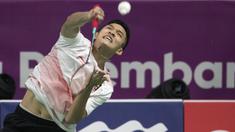 Pebulutangkis Indonesia, Jonatan Christie, saat melawan wakil China Taipei, Chou Tien Chen, pada final tunggal putra bulutangkis di Istora Senayan, Selasa (28/8/2018). (Bola.com/Peksi Cahyo)