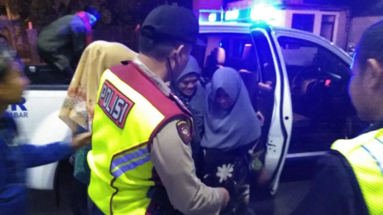Polisi bantu pemudik yang melahirkan