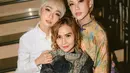 Tak hanya rambut yang sama, BCL dan Intan Ayu juga tampil dengan makeup yang senada [@tanayudjanuismadi]