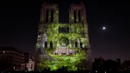 Gambar pada 20 Oktober 2018 menunjukkan Gereja Katedral Notre Dame selama pertunjukan cahaya berjudul "Dame de Coeur" di Paris, Prancis. Pertunjukan cahaya tersebut bagian dari perayaan seratus tahun Perang Dunia I. (Photo by Ludovic MARIN/AFP)