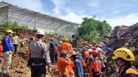 Hujan deras mengakibatkan tebing setinggi 8 meter longsor menimpa rumah di Kampung Pasirpogor, Desa Cipelang, Kecamatan Cijeruk, Kabupaten Bogor pada Sabtu sore 21 Mei 2022. (Foto:Liputan6/Achmad Sudarno)