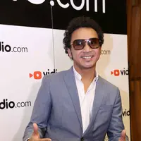 Saat preskon Vidio.com Music Battle, Senin (30/11/2015), vokalis dengan style unik Giring Nidji menyampaikan jika dirinya melihat dampak positif dalam kontes Vidio.com Music Battle. (Nurwahyunan/Bintang.com)