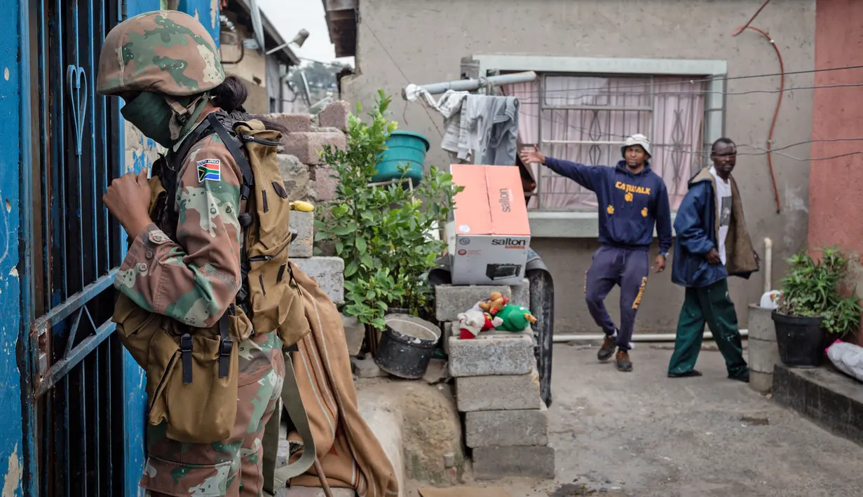 Tentara berpatroli di sebuah lingkungan permukiman di Johannesburg, Afrika Selatan, Senin (30/3/2020). Presiden Afrika Selatan Cyril Ramaphosa menetapkan karantina wilayah atau lockdown nasional selama 21 hari untuk mencegah penularan virus corona COVID-19. (Xinhua/Yeshiel Panchia)