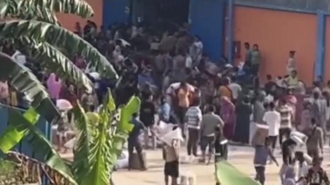 Detik-Detik Gudang Bulog Sibolga Dijarah Massa: Gerbang Dirobohkan, Beras dan Minyak Goreng Diambil