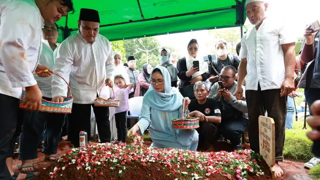 Rieke Diah Pitaloka di Pemakaman Mat Solar. [Budy Santoso]