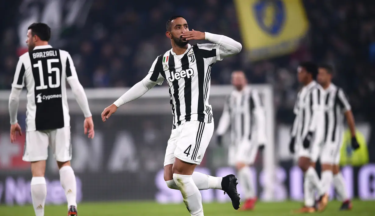 Bek Juventus Medhi Benatia melakukan selebrasi usai membobol gawang Roma saat pertandingan Liga Italia di Turin, Italia (23/12). Juventus berhasil mencetak gol lewat bek mereka Mehdi Benatia pada menit ke-18. (AFP Photo/Marco Bertorello)