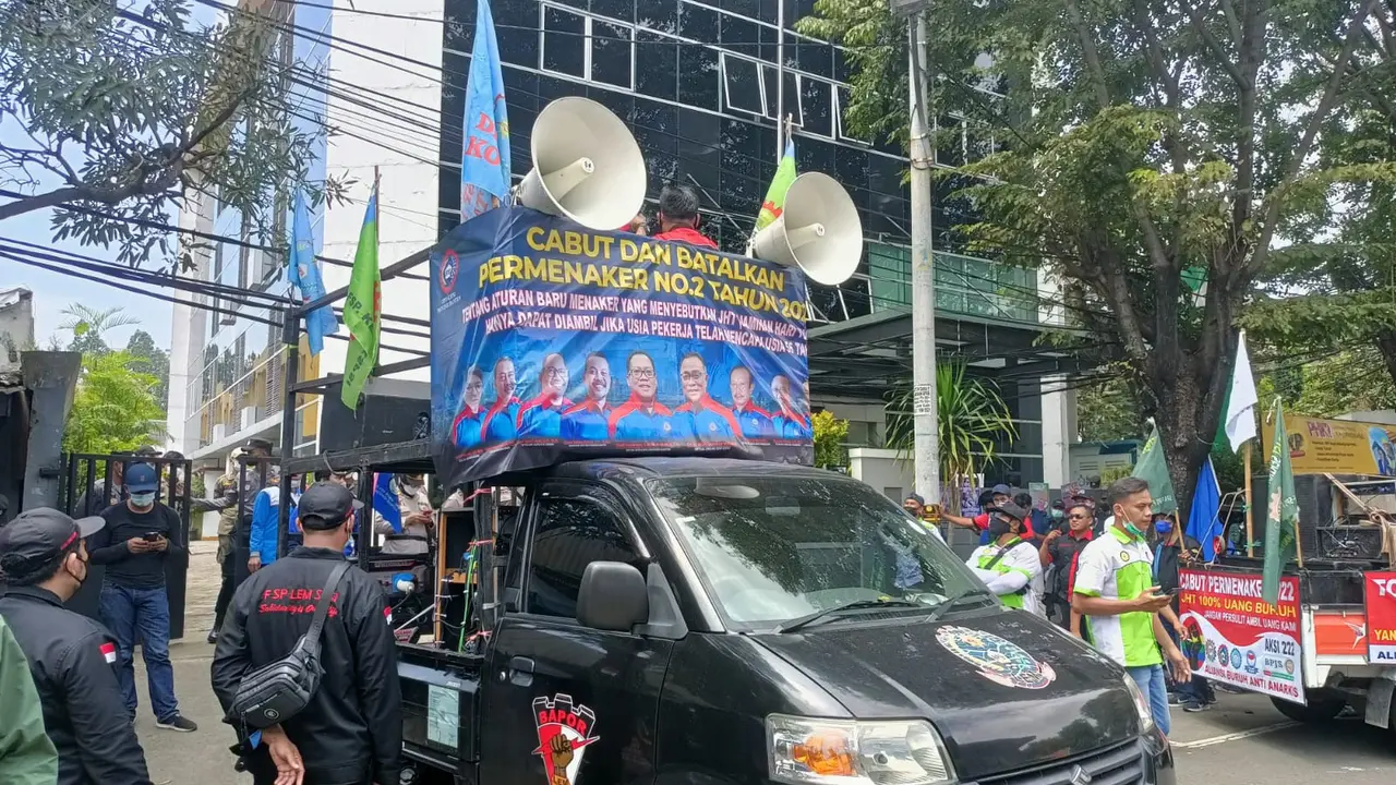 Buruh di Tangerang demo memprotes kebijakan pencairan JHT.