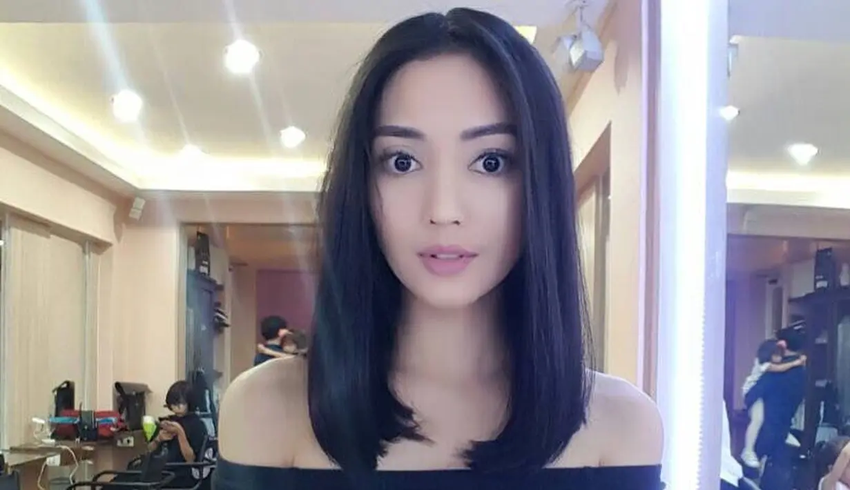 Meski setia dengan gaya rambut hitam panjangnya, tetap terlihat tidak pernah membosankan, ya.. (Foto: Instagram @ririndwiaryanti)