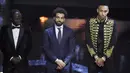 Bintang Mesir dan Liverpool Mohamed Salah diapit rekan setimnya Sadio Mane dan Pierre-Emerick Aubameyang pada acara penghargaan Konfederasi Sepak Bola Afrika di Ghana, Kamis (4/1). Salah dinobatkan sebagai Pemain Terbaik Afrika 2017 (PIUS UTOMI EKPEI/AFP)