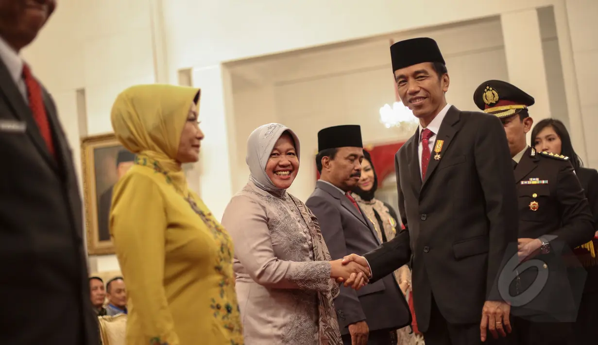 Walikota Surabaya Tri Rismaharini berjabat tangan dengan Presiden Jokowi saat pemberian penghargaan kepala daerah di Istana Negara, Jakarta, Selasa (28/4/2015). Sebanyak 23 kepala daerah mendapat penghargaan dari Presiden (Liputan6.com/Faizal Fanani)