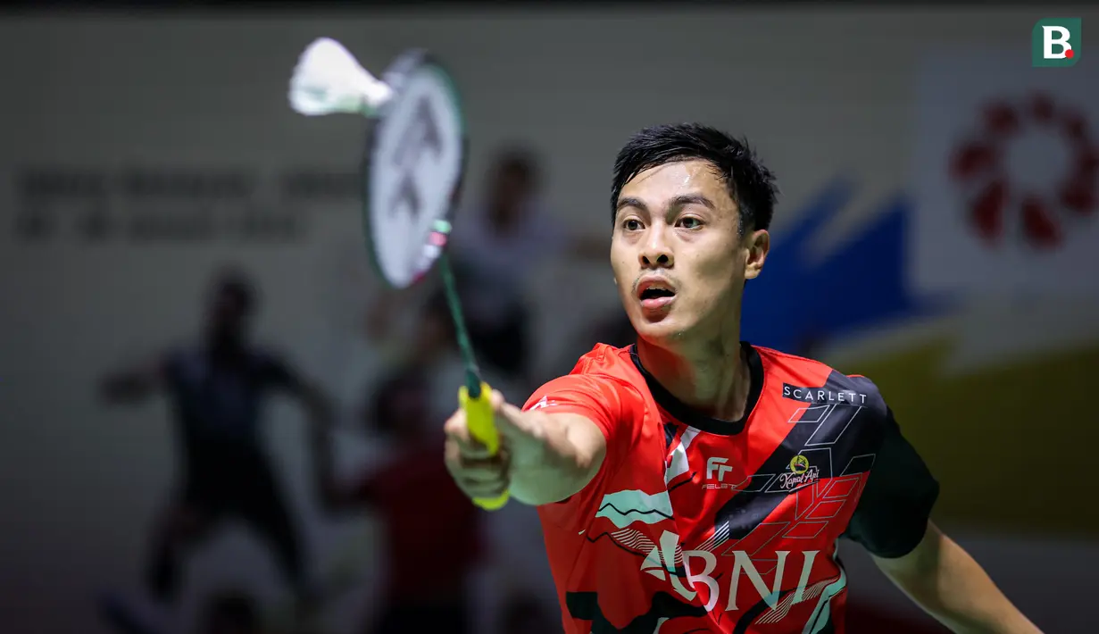 <p>Tunggal putra Indonesia, Shesar Hiren Rhustavito, saat melawan wakil India, Kiran George pada babak penyishian Indonesia Masters 2024 di Istora Senayan, Selasa (23/1/2024). Shesar takluk dengan skor 17-21, 21-12, 15-21. (Bola.com/Bagaskara Lazuardi)</p>