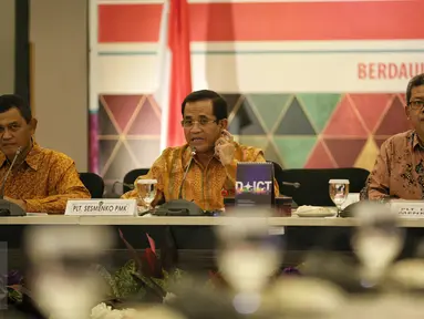 Plt Sesmenko PMK Sugihartatmo (tengah) memberikan paparan saat rakor terkait Gafatar di Gedung Kemenko PMK, Jakarta, Jumat (22/1). Rakor tersebut membahas penanganan pengungsian mantan anggota Gafatar di Kalimantan Barat. (Liputan6.com/Faizal Fanani)