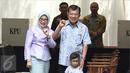 Wakil Presiden Jusuf Kalla (JK) didampingi istri, Mufidah Kalla, menunjukkan jari yang sudah dicelupkan ke tinta setelah melakukan pencoblosan Pilkada DKI 2017 di TPS 03 Kelurahan Pulo, Jakarta Selatan, Rabu (19/4). (Liputan6.com/Herman Zakharia)