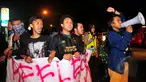 Mahasiswa dari Keluarga Mahasiswa Institut Ilmu Sosial dan Ilmu Politik Jakarta (KM IISIP) menggelar demonstrasi di depan kampus IISIP Jakarta, Rabu (20/5/2015). Mereka menyuarakan agar pemerintahan Jokowi-JK lebih pro rakyat. (Liputan6.com/Yoppy Renato)