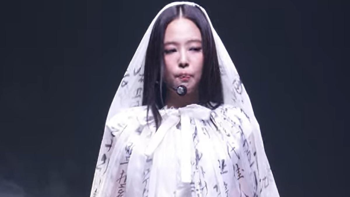 Jennie BLACKPINK Hentak Panggung MMA 2025 dengan Gaun Kerudung Hangeul