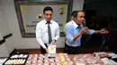 Direktur Resnarkoba Polda Metro Jaya, Kombes Pol Eko Daniyanto (kanan) memberikan sejumlah keterangan terkait pengungkapan kasus narkoba sejak September hingga Oktober 2014 di Mapolda Metro Jaya, Kamis (13/11/2014). (Liputan6.com/Helmi Fithriansyah)