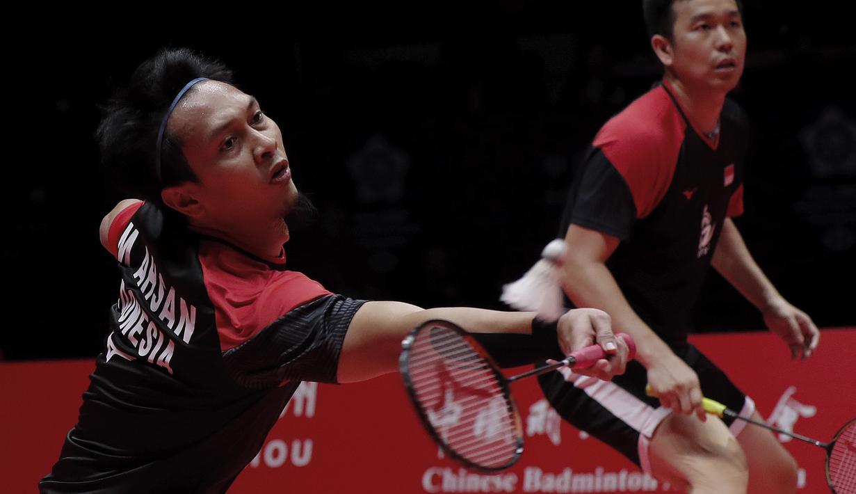 Ganda putra Indonesia, Mohammad Ahsan / Hendra Setiawan, saat melawan ganda Jepang, Hiroyuki Endo / Yuta Watanabe, pada BWF World Tour di Tianhe Sports Center, Guangzhou, Minggu (15/12/2019). Ahsan / Hendra menang 24-22 dan 21-19. (AP/Andy Wong)