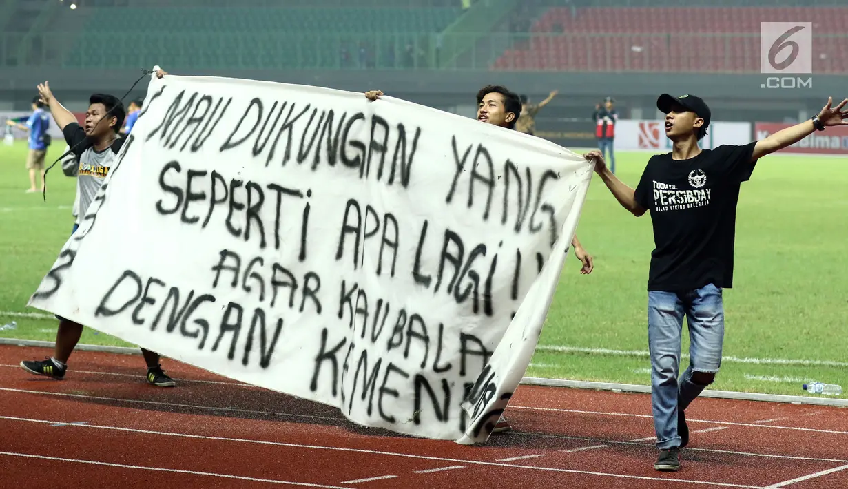 Suporter tim Maung Bandung membentangkan spanduk usai menyaksikan laga Bhayangkara FC melawan Persib di Stadion Patriot Candrabhaga, Bekasi, Minggu (4/6). Persib kalah 0-2 dari Bhayangkara FC. (Liputan6.com/Helmi Fithriansyah)