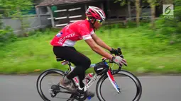 Seorang peserta memacu sepedanya saat mengikuti BTN Tour de Borobudur XVII di Jawa Tengah (12/11). Perhelatan olahraga sepeda tahunan ini juga diikuti 200 atlet profesional. (Liputan6.com/Gholib)