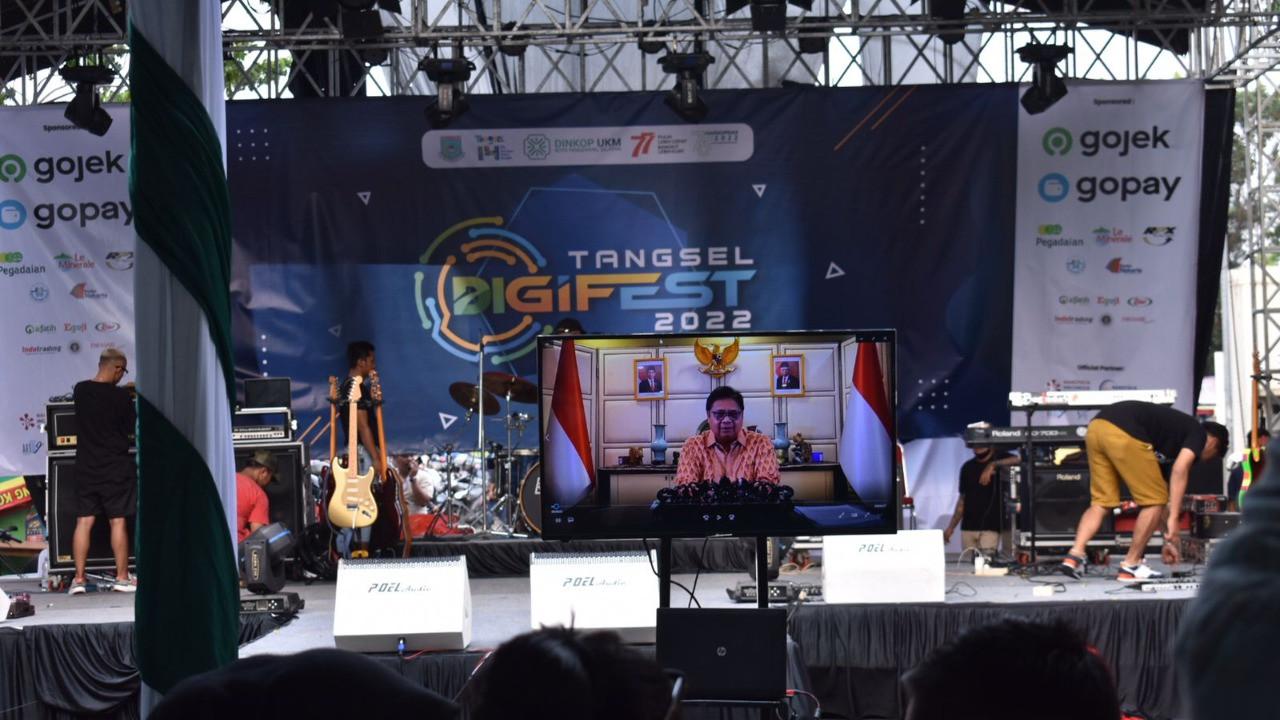 Menteri Koordinator Bidang Perekonomian Airlangga Hartarto saat memberikan sambutan secara virtual pada acara Tangsel Digifest 2022