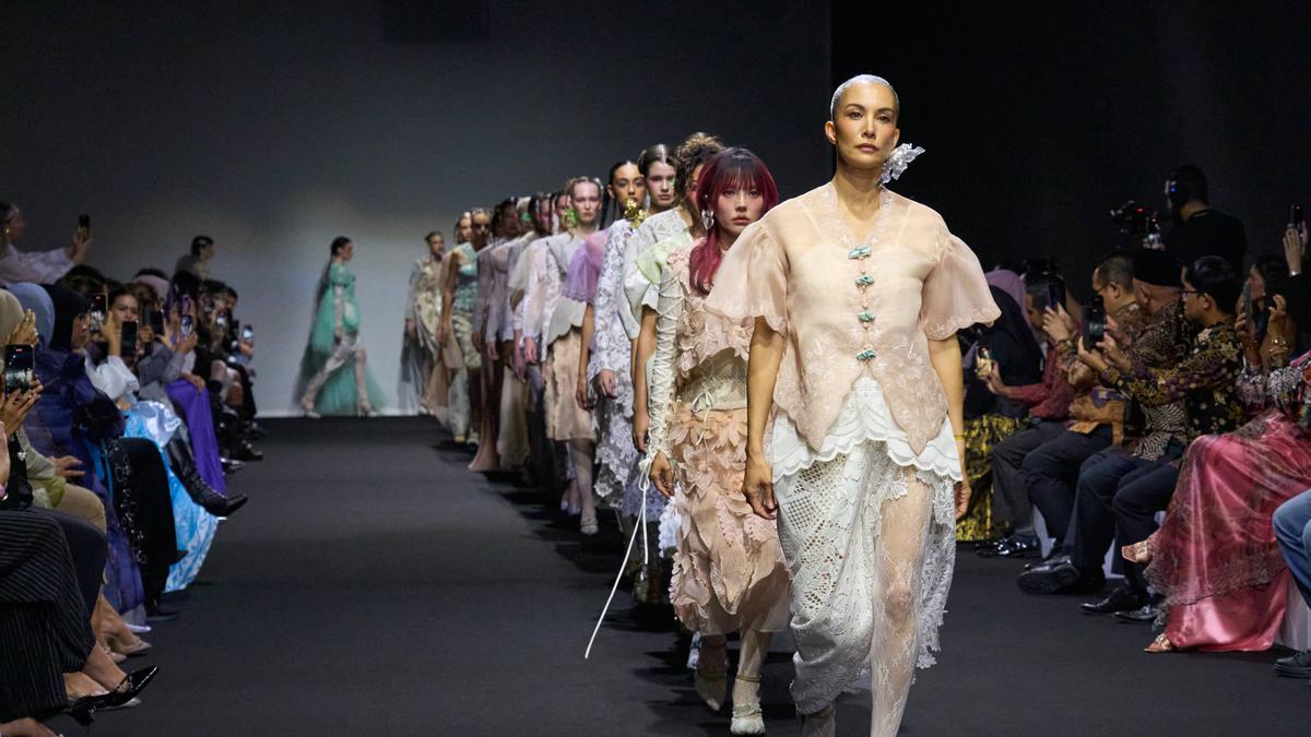 Cara Berbusana Perempuan Indonesia Tampil di Dubai Fashion Week 2025 Lewat Koleksi TOTON x Make Over