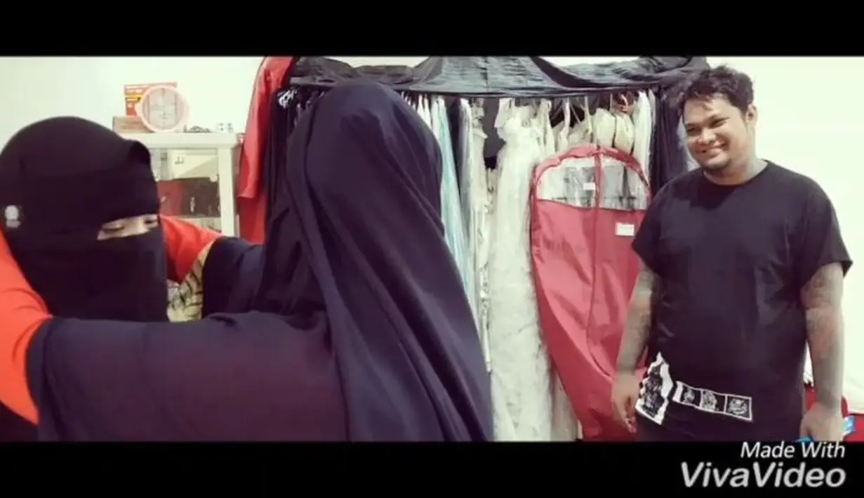 Dalam video singkat tersebut, Virgoun menyaksikan sang istri yang akan mengenakan cadar yang dibantu oleh istri ustaz Derry Sulaiman. Dari keterangan foto yang diunggah, Virgoun sempat curhat kepada Derry. (Instagram/derrysulaiman)