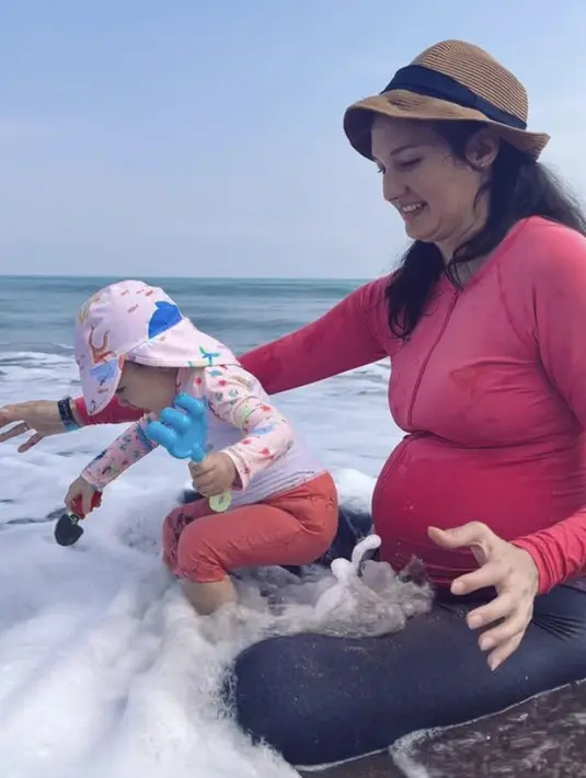 <p>Bersama anak pertamanya,&nbsp;Nadi Djiwa Anggara, Nadine tampak sedang di pantai mengenakan baju renangnya. Nadine memerlihatkan baby bumpnya dengan baju renang pink.&nbsp; (@nadinelist)</p>