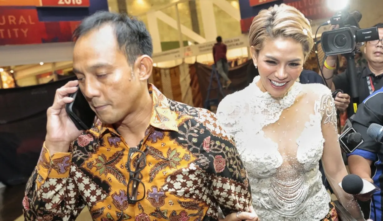 Niki terlihat santai saat dicecar media, berbeda dengan pengusaha Dipo yang terlihat terburu-buru meninggalkan wartawan. Pria yang lebih tua 13 tahun itu tampak gagah mengenakan batik. (Adrian Putra/Bintang.com)