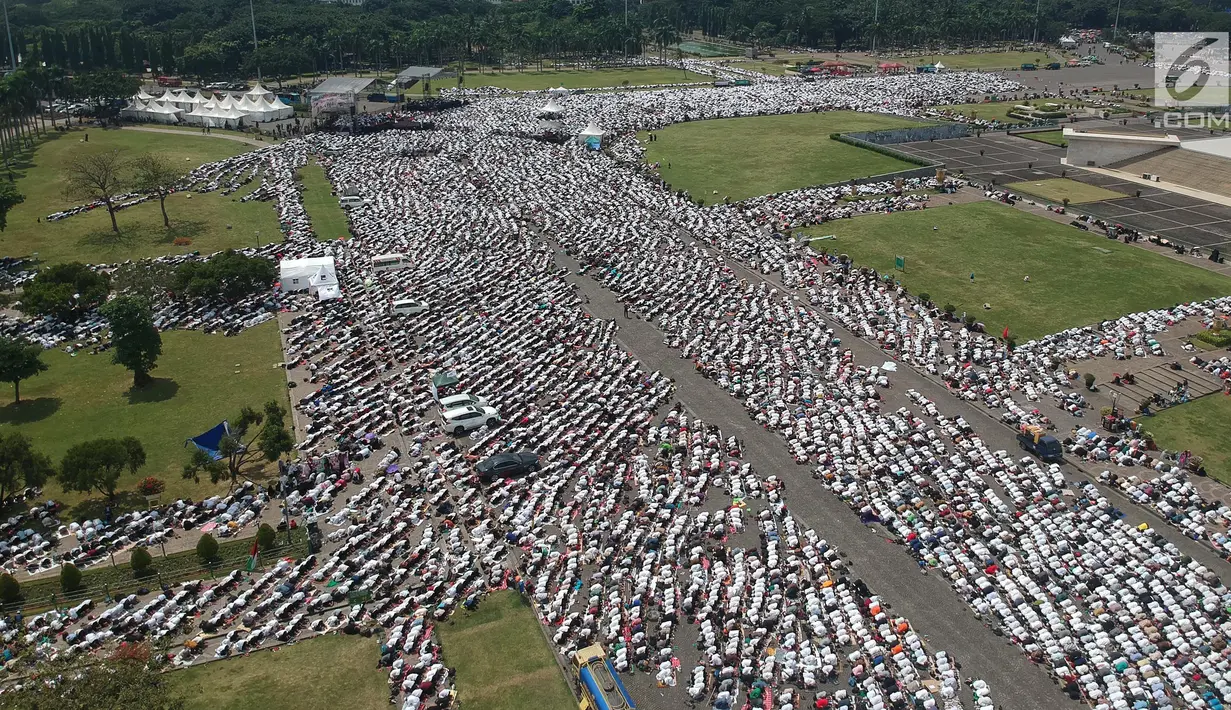 Foto aerial umat muslim melaksanakan salat Jumat saat Aksi Bela Palestina di Kawasan Monas, Jakarta, Jumat (11/5). Aksi ini bertajuk Indonesia Bebaskan Al-Quds. (Liputan6.com/Arya Manggala)