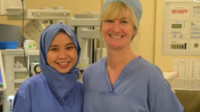 Farah Roslan menciptakan jilbab sekali pakai yang digunakan untuk sebuah rumah sakit di Inggris (Tangkapan Layar New York Post/Royal Derby Hospital)