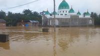 Bencana banjir di Riau merendam fasilitas ibadah dan jalan. (Liputan6.com/M Syukur)